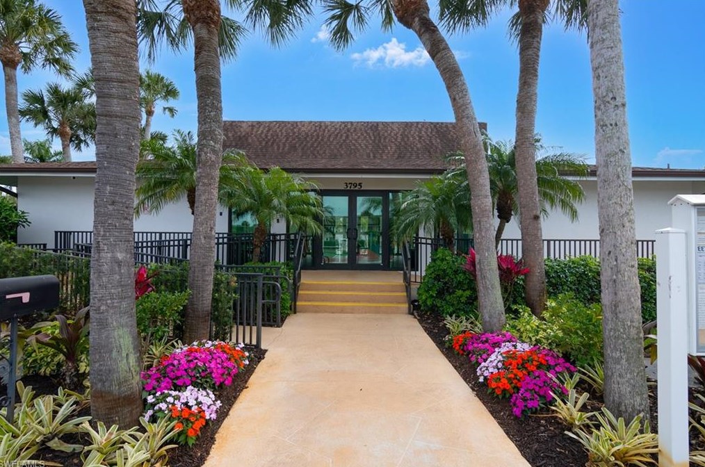 4210 Looking Glass Ln, Naples FL  34112-5240 exterior