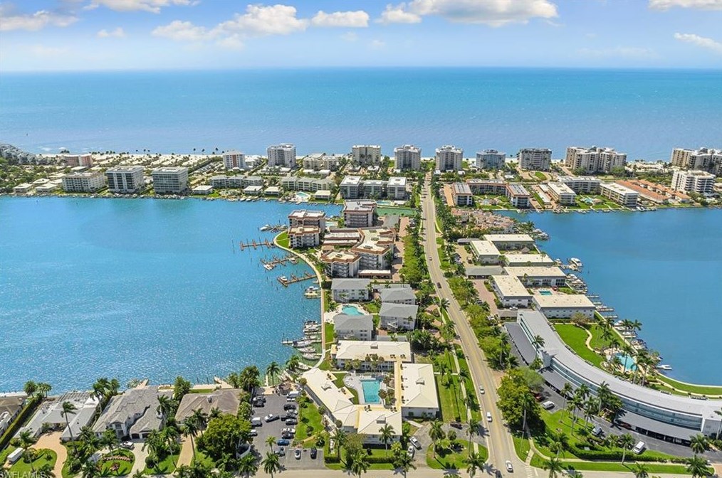 380 Harbour Dr, Naples FL  34103-4008 exterior