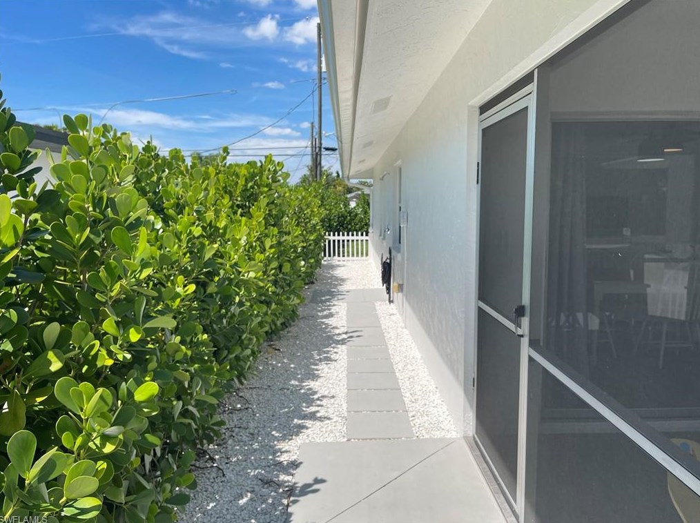 575 91 Ave, Naples FL 34108-2422 exterior