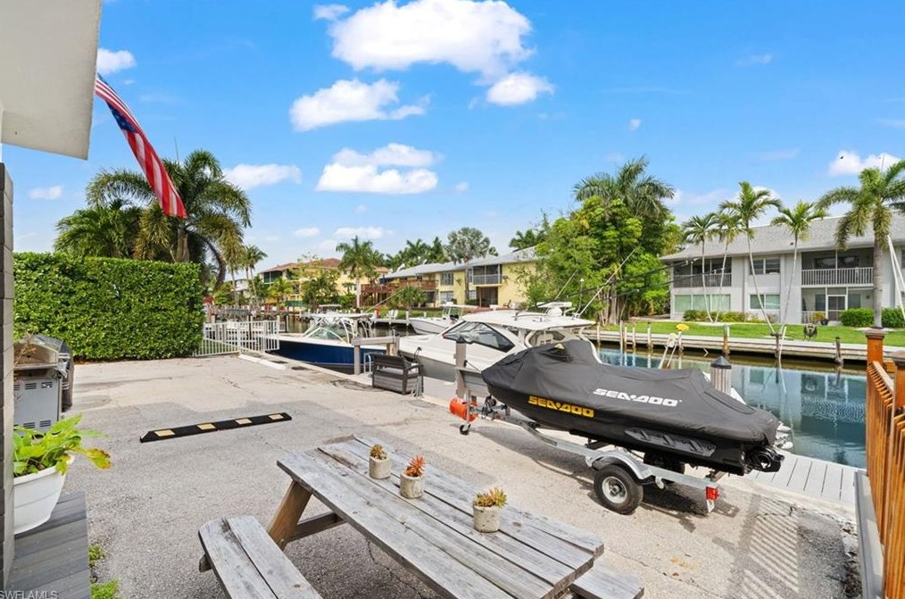 1605 Chesapeake Ave, Naples FL 34102-0501 exterior