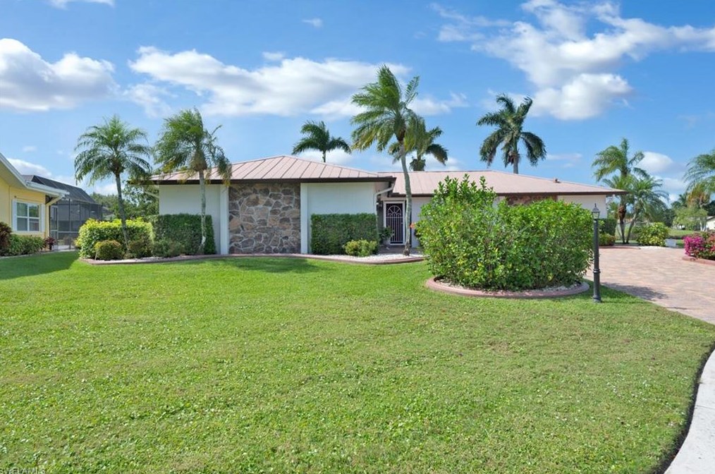 556 Landmark Dr, Naples FL 34112-5248 exterior