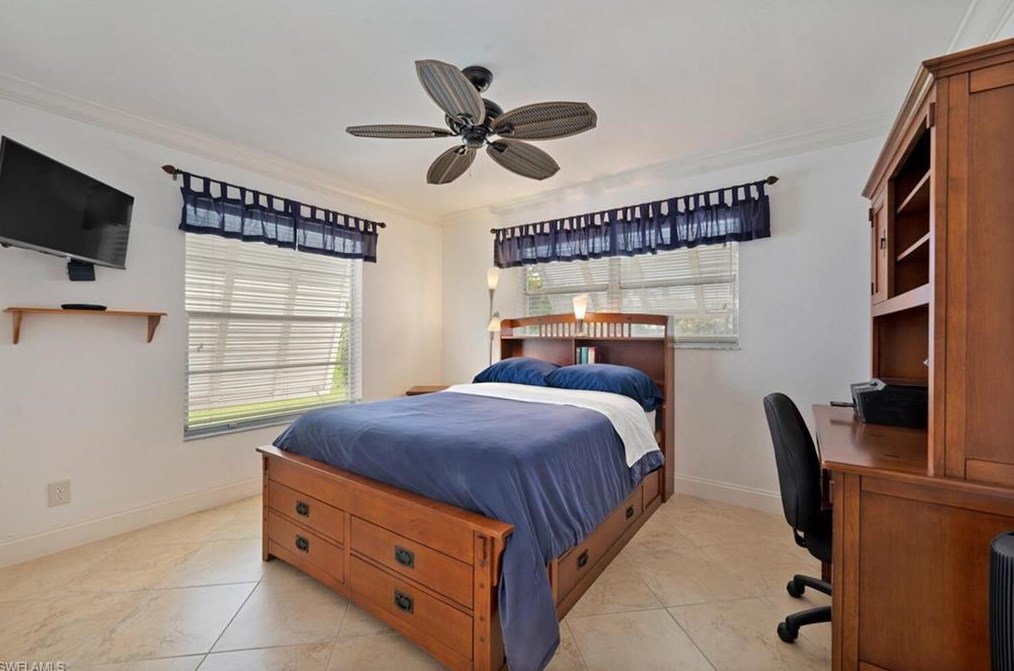 556 Landmark Dr, Naples FL 34112-5248 exterior