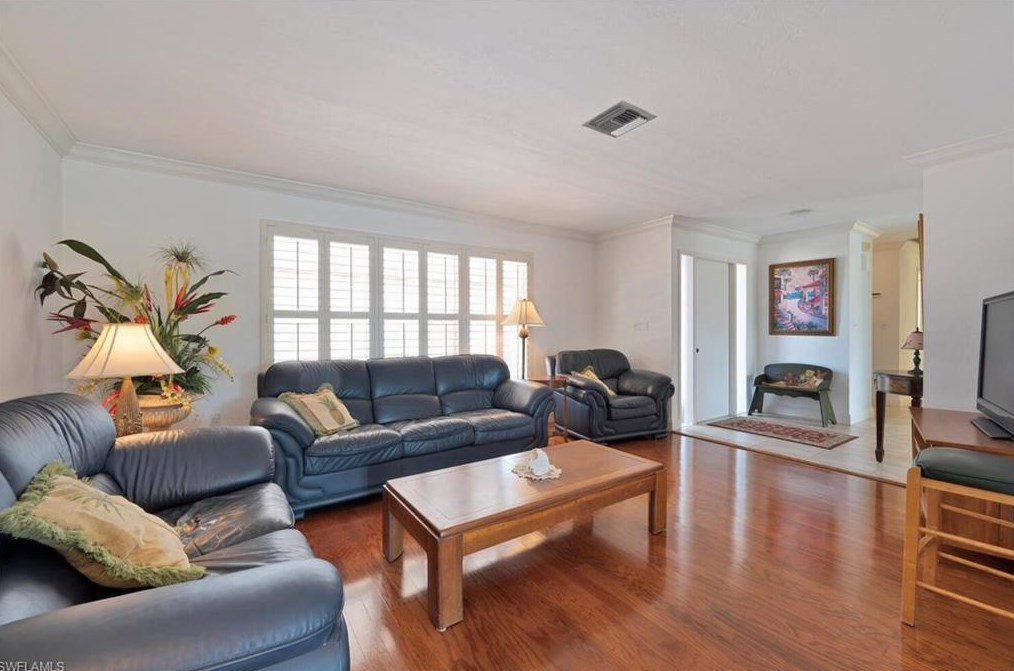 556 Landmark Dr, Naples FL 34112-5248 exterior