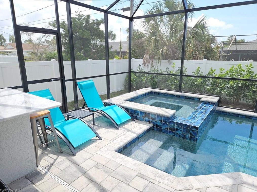 682 105 Ave, Naples FL 34108-1837 exterior