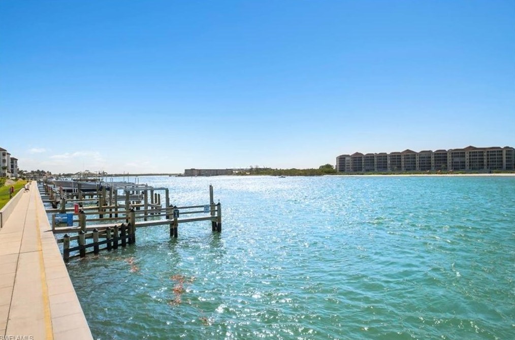533 La Peninsula Blvd, Naples FL  34113-4011 exterior