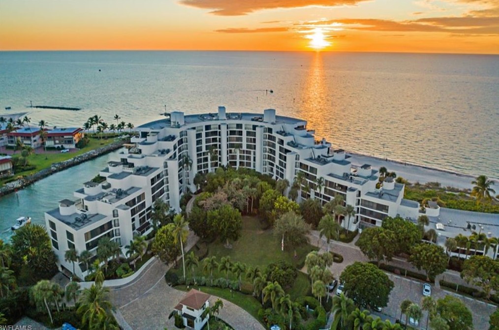 2304 Gulf Shore Blvd, Naples FL  34103-4353 exterior