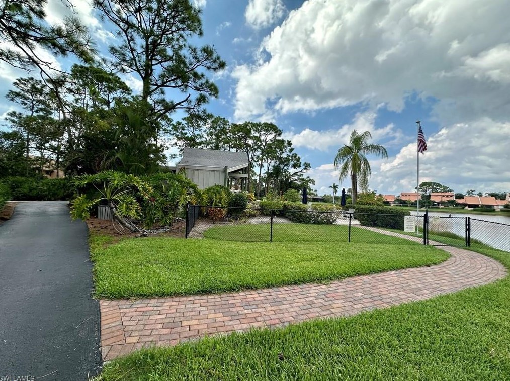 325 Bay Forest Dr, Naples FL  34110-8652 exterior