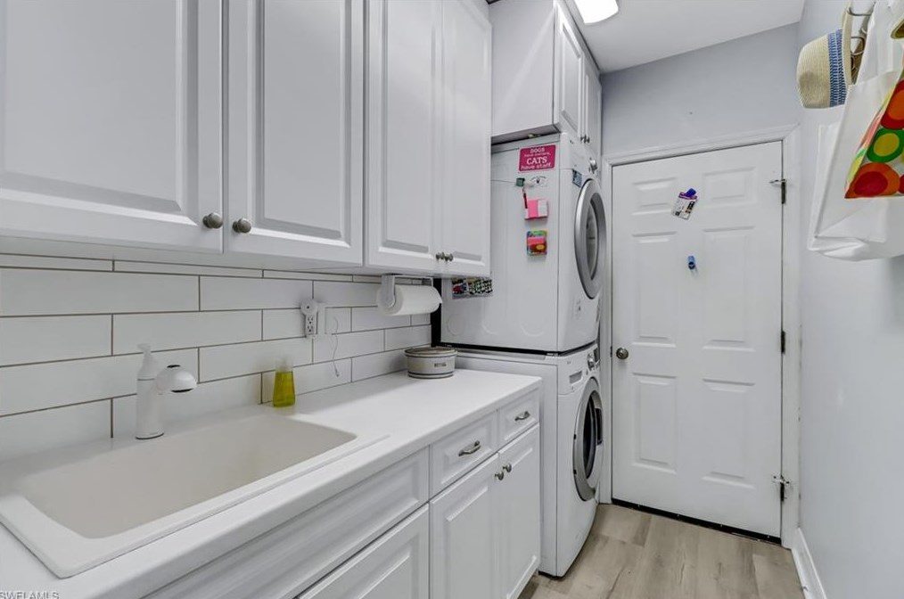 1097 Jardin Dr, Naples FL 34104-6616 exterior