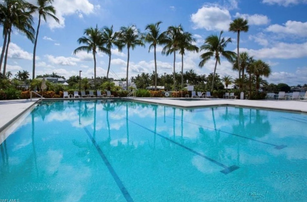 2400 Gulf Shore Blvd, Naples FL 34103-4332 exterior