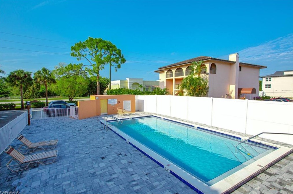 826 Wiggins Pass Rd, Naples FL  34110-6113 exterior