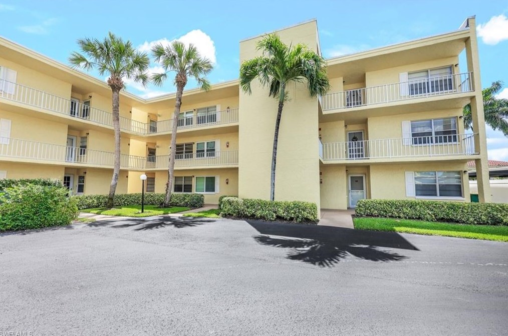 1057 Forest Lakes Dr, Naples FL  34105-2284 exterior
