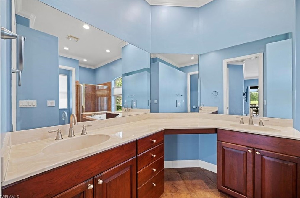 8761 Mustang Is Cir, Naples FL 34113-1640 exterior