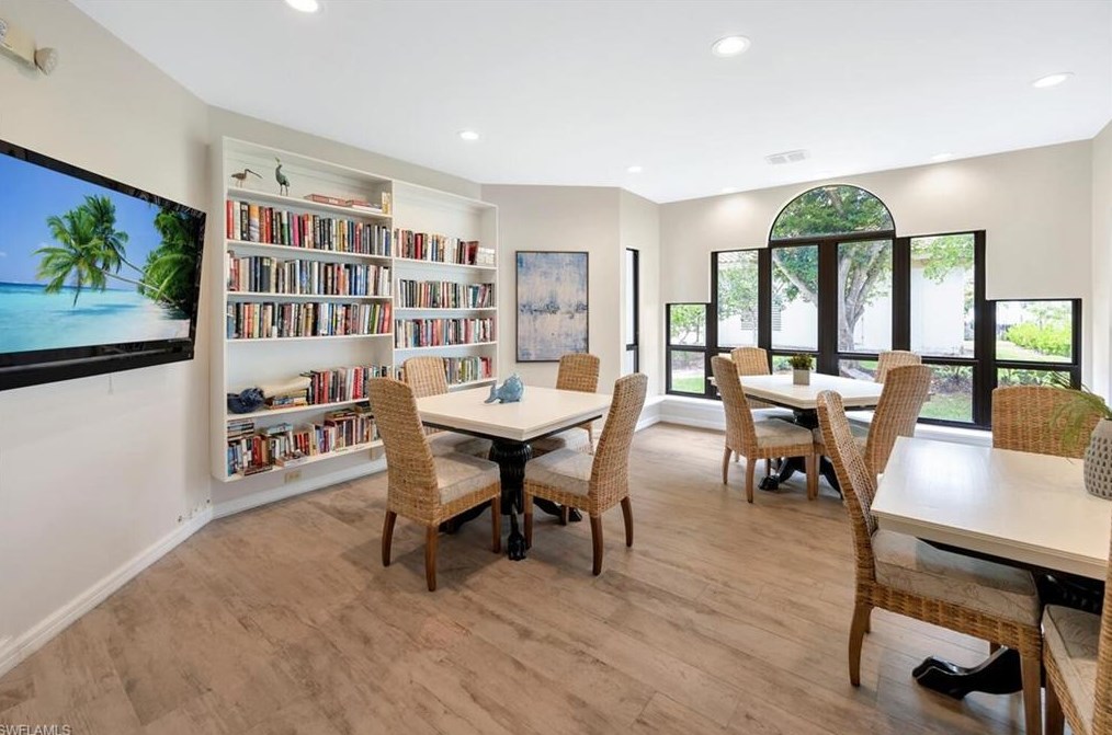 302 La Peninsula Blvd, Naples FL  34113-4036 exterior
