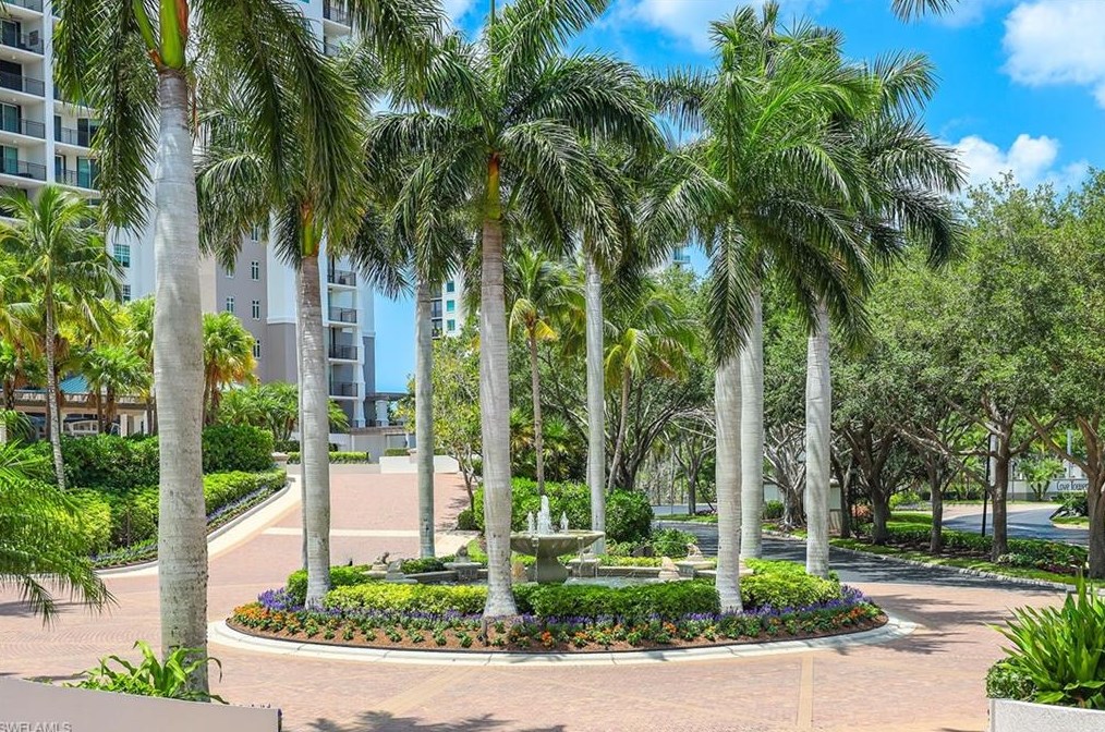 455 Cove Tower Dr, Naples FL 34110-6084 exterior