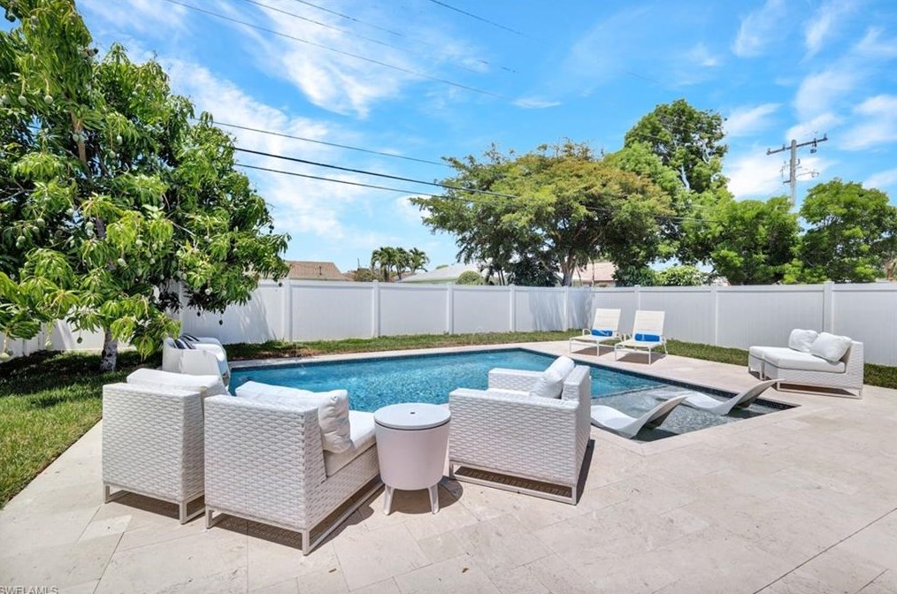 831 102 Ave, Naples FL 34108-3216 exterior