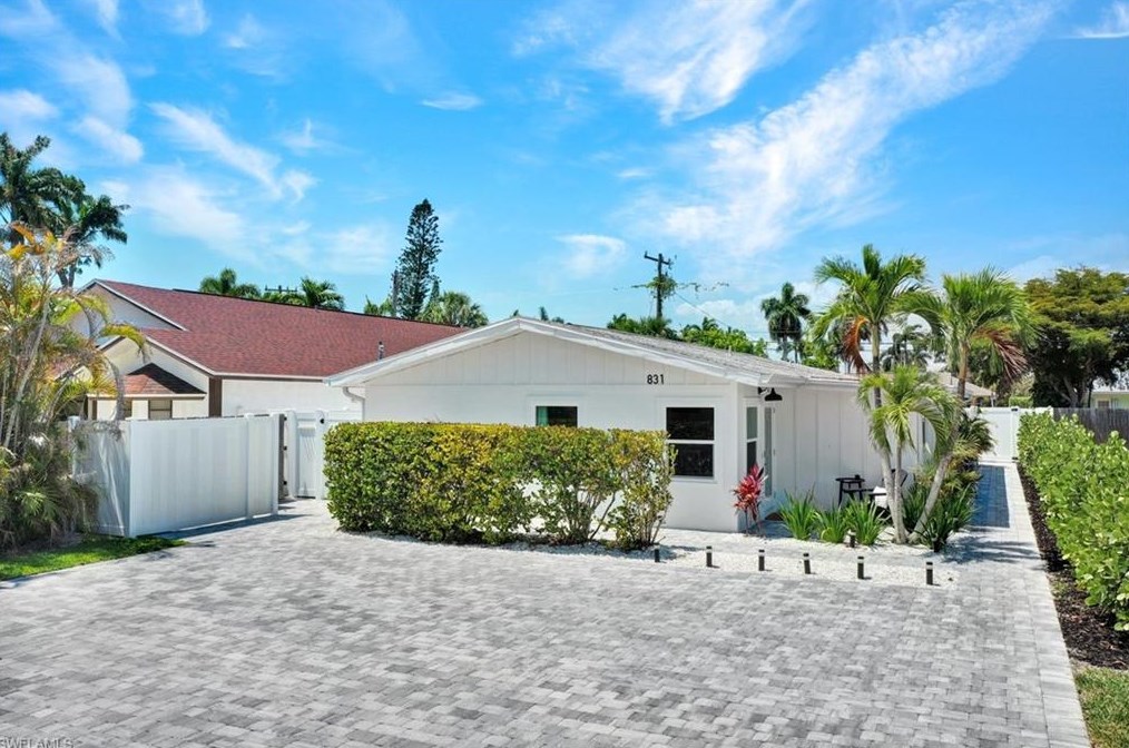 831 102 Ave, Naples FL 34108-3216 exterior