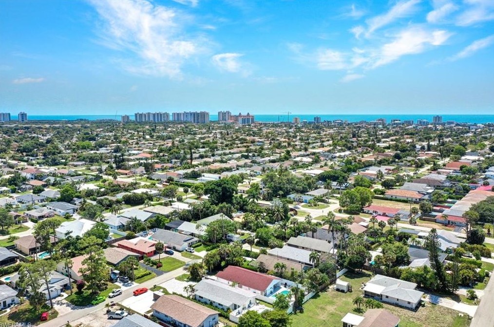 831 102 Ave, Naples FL 34108-3216 exterior