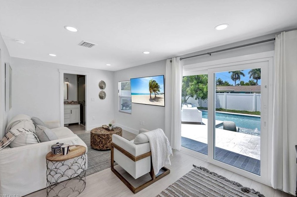 831 102 Ave, Naples FL 34108-3216 exterior