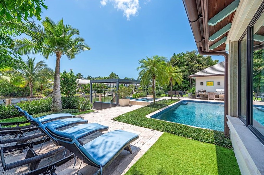 1245 Tuna Ct, Naples FL  34102-1544 exterior