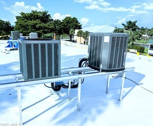 300 Valley Stream Dr, Naples FL 34113-4157 exterior