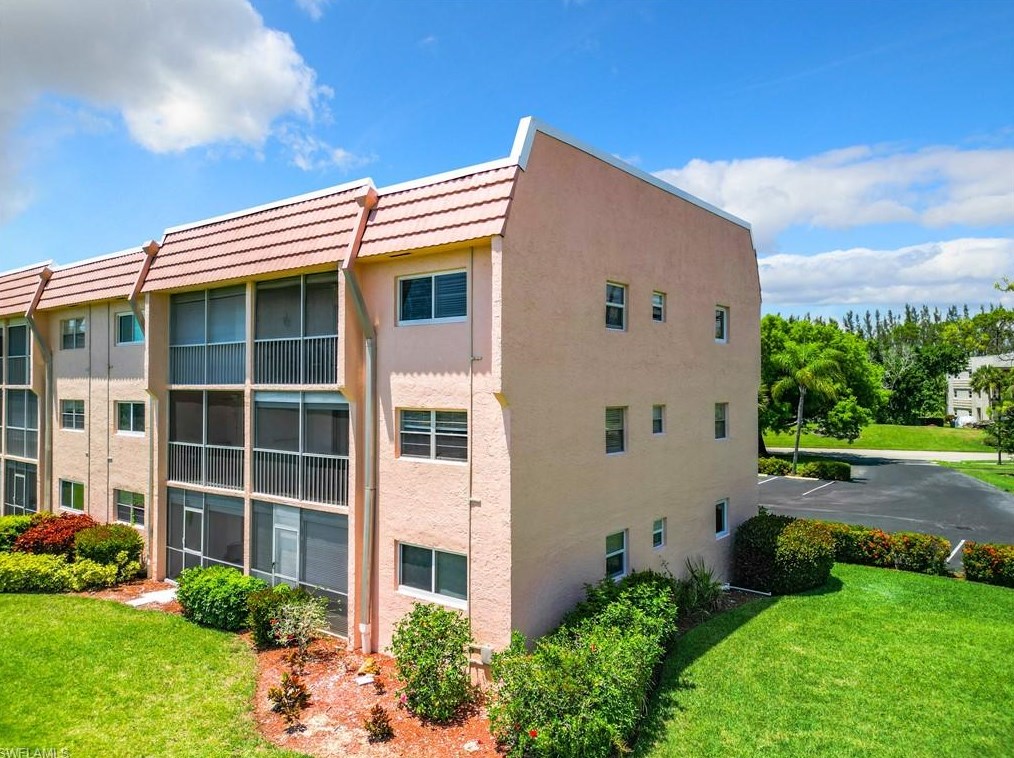 300 Forest Lakes Blvd, Naples FL  34105-5557 exterior