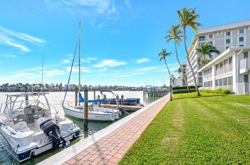 2800 Gulf Shore Blvd, Naples FL 34103-4340 exterior