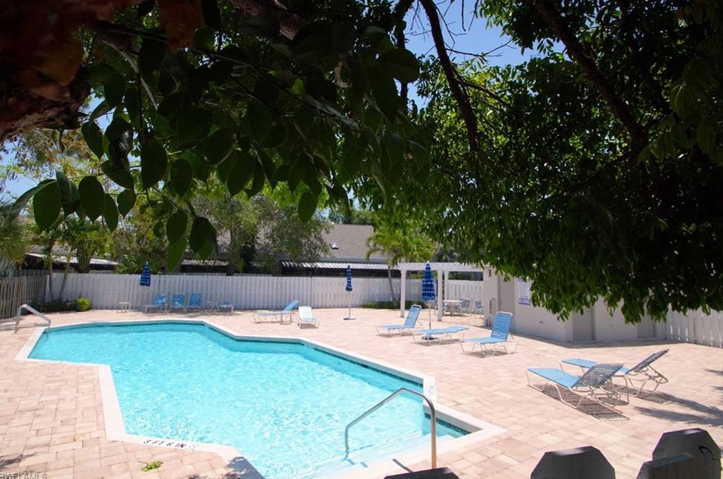 830 Meadowland Dr, Naples FL 34108-2561 exterior