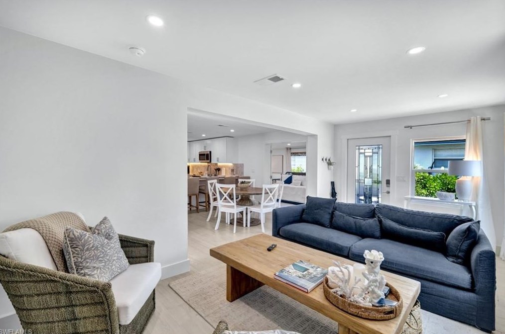 831 102 Ave, Naples FL 34108-3216 exterior