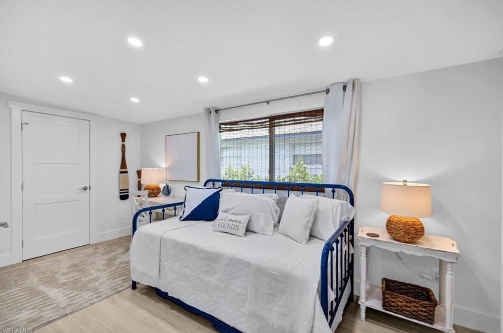 831 102 Ave, Naples FL 34108-3216 exterior