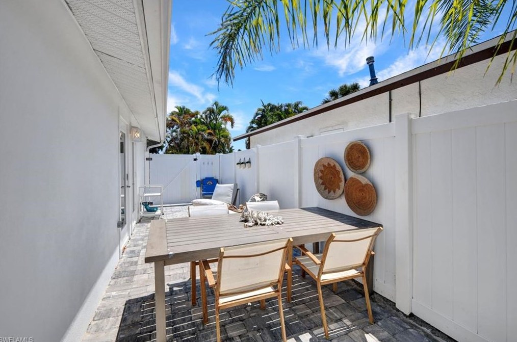 831 102 Ave, Naples FL 34108-3216 exterior