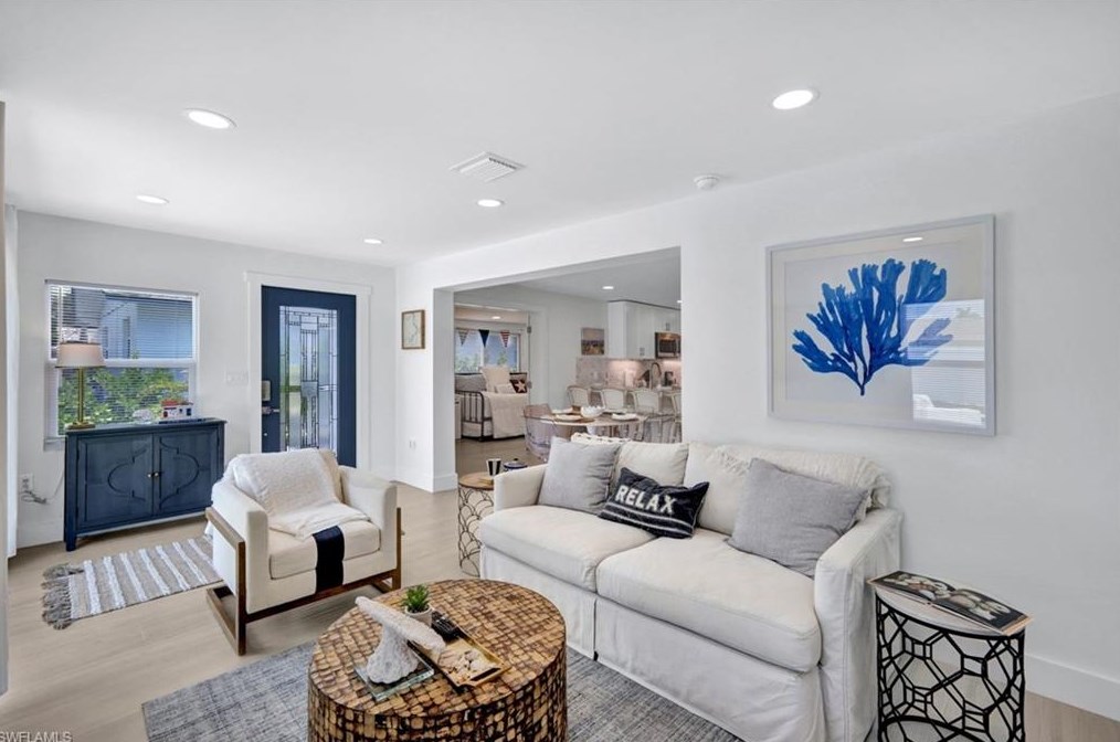 831 102 Ave, Naples FL 34108-3216 exterior