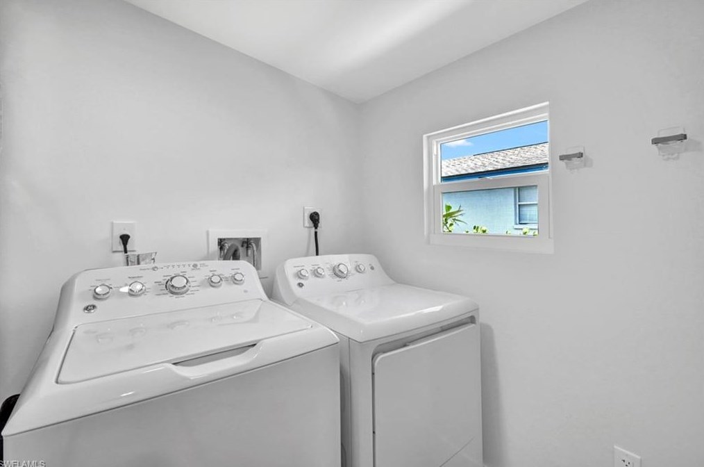 831 102 Ave, Naples FL 34108-3216 exterior