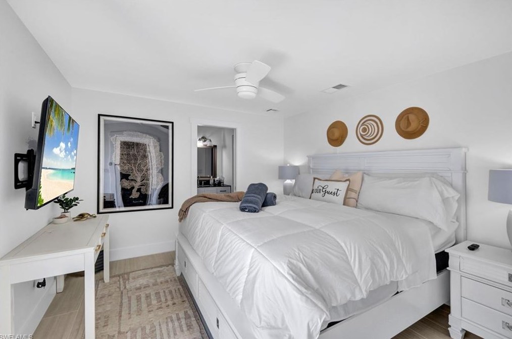 831 102 Ave, Naples FL 34108-3216 exterior