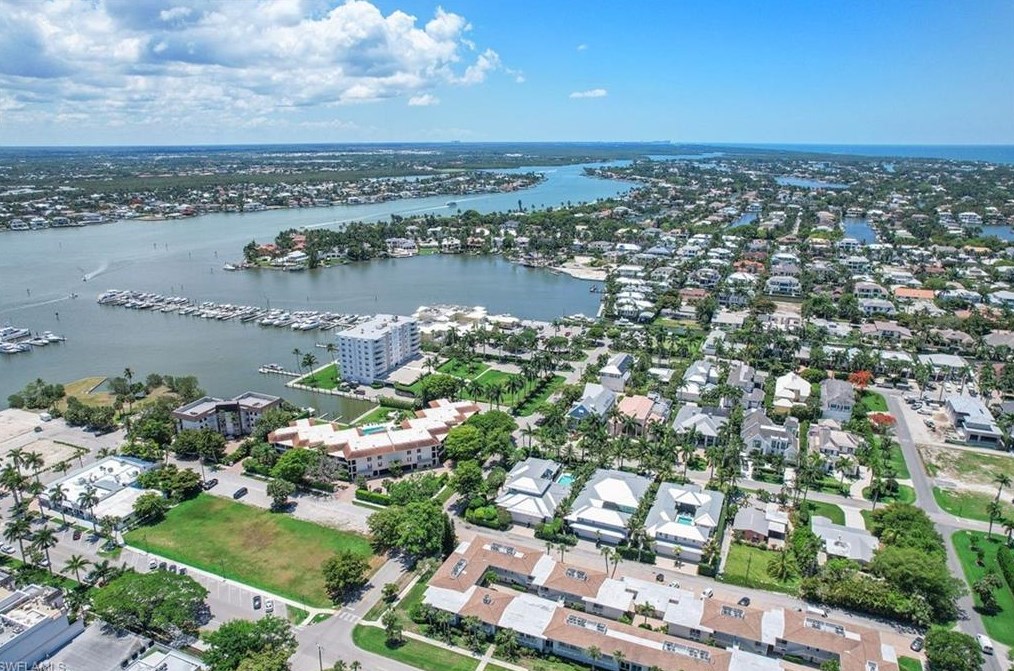 676 12th Ave, Naples FL 34120-2303 exterior