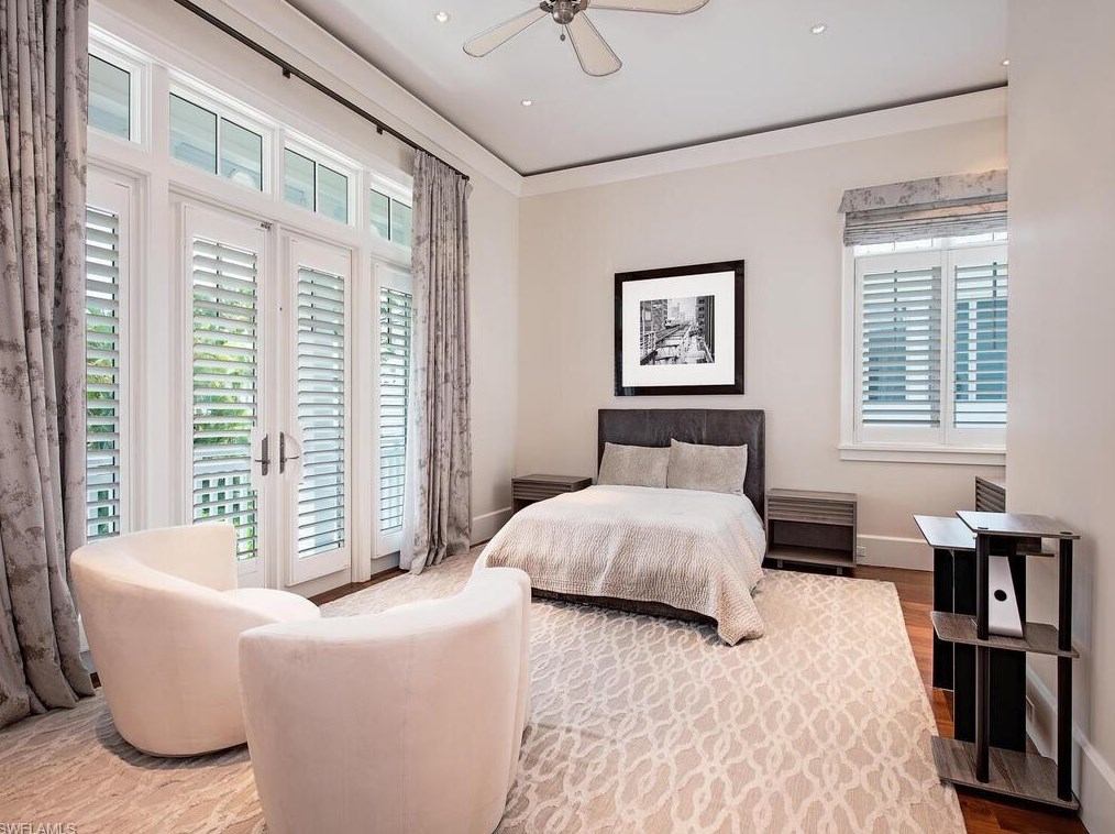 1270 Gulf Shore Blvd, Naples FL 34103-4369 exterior