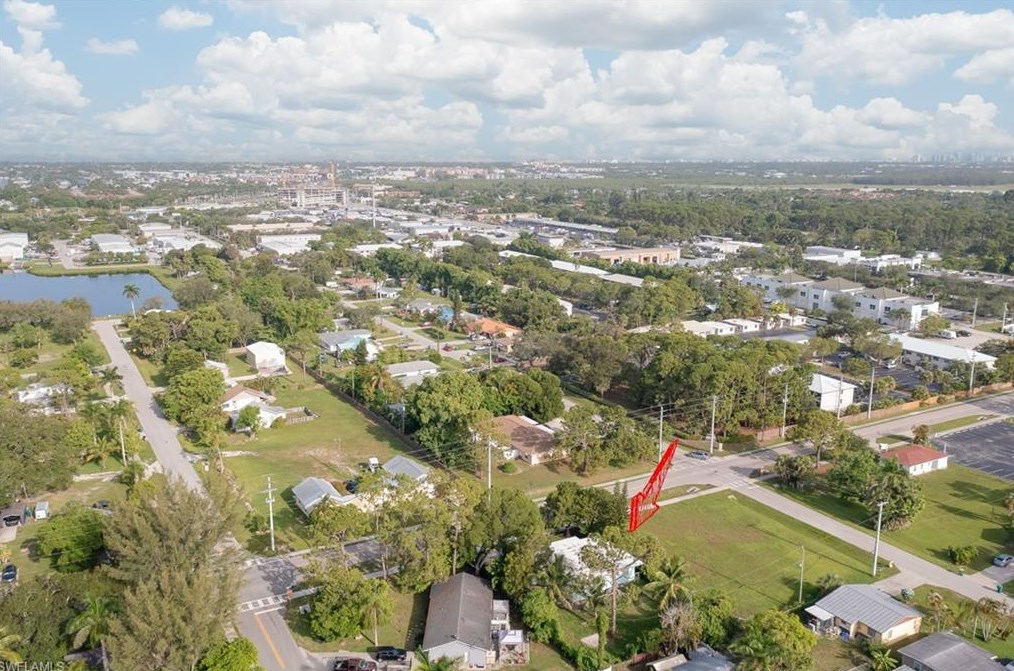 1915 Shadowlawn Dr, Naples FL 34112-4850 exterior