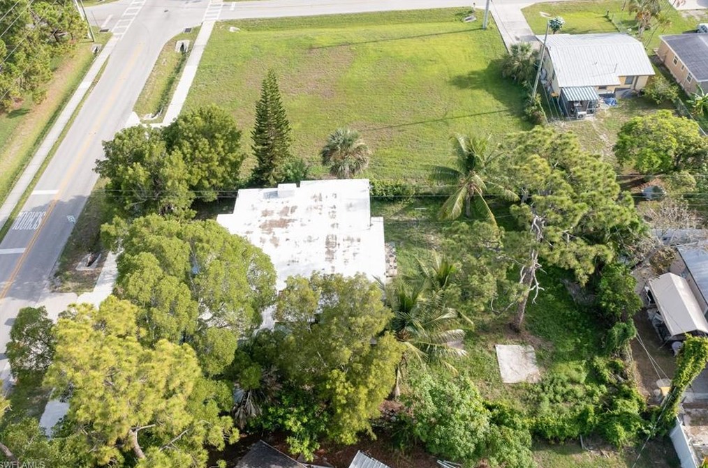 1915 Shadowlawn Dr, Naples FL 34112-4850 exterior