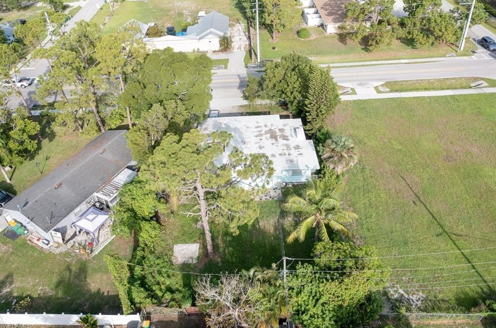 1915 Shadowlawn Dr, Naples FL 34112-4850 exterior