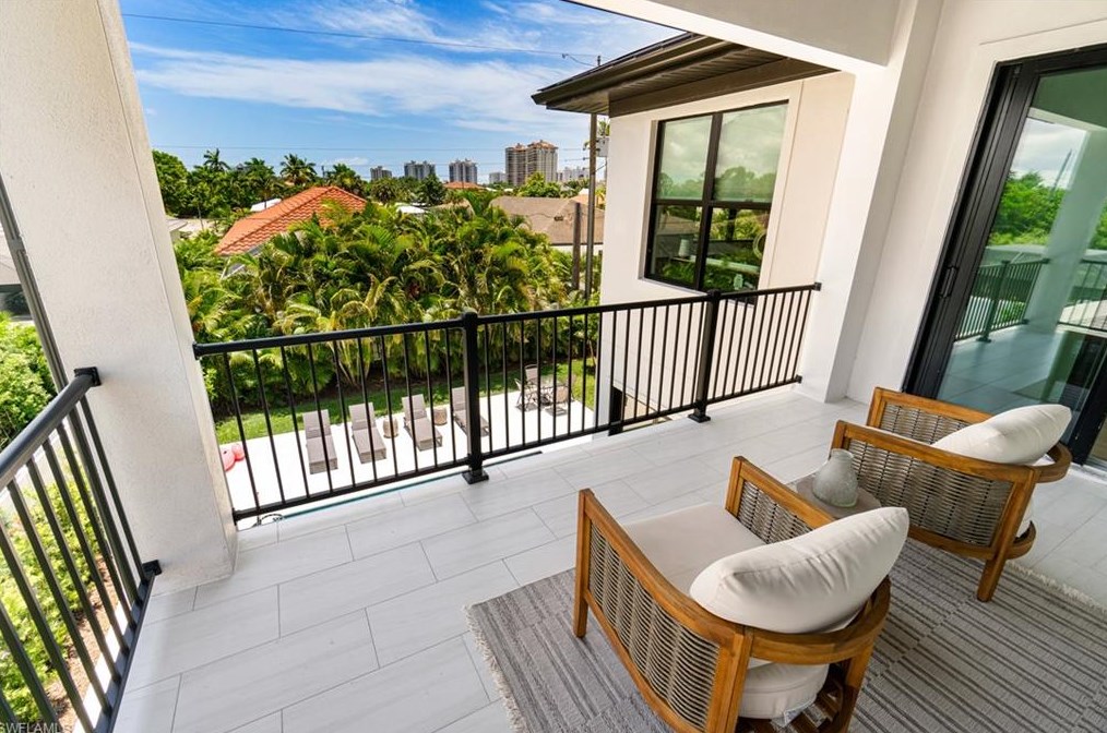 560 95th Ave, Naples FL 34108-2453 exterior