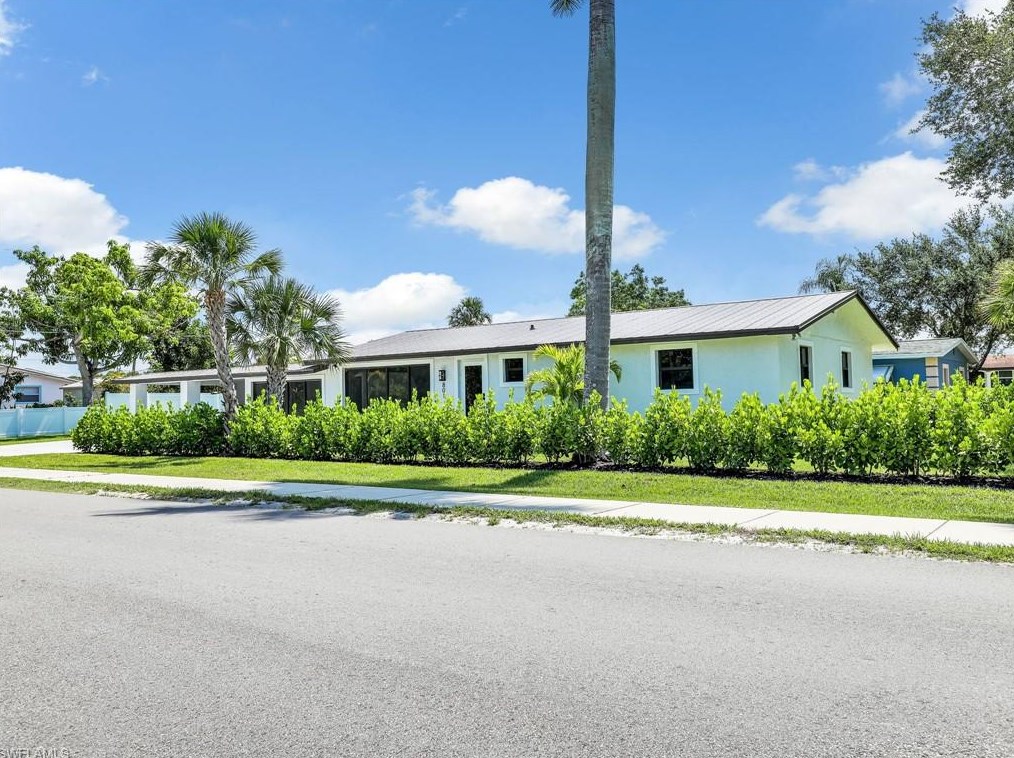 801 107 Ave, Naples FL 34108-1860 exterior