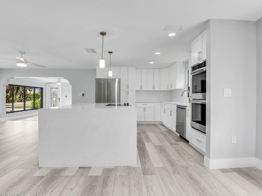 801 107 Ave, Naples FL 34108-1860 exterior