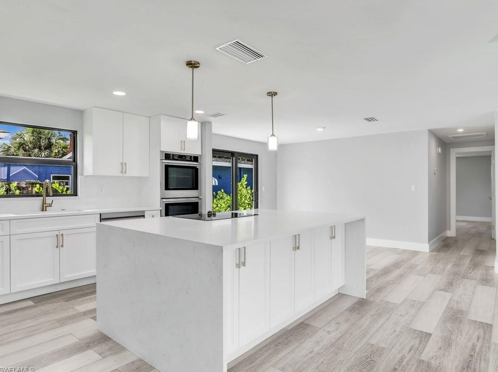 801 107 Ave, Naples FL 34108-1860 exterior