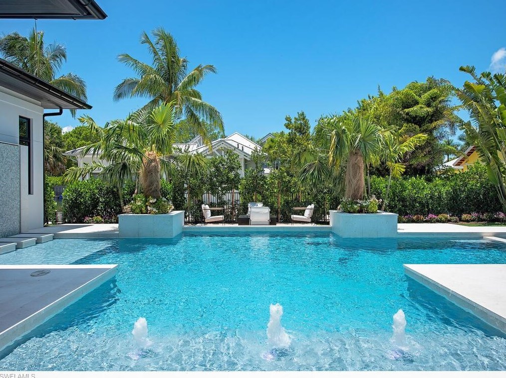 540 4 Ave, Naples FL 34102-8425 exterior