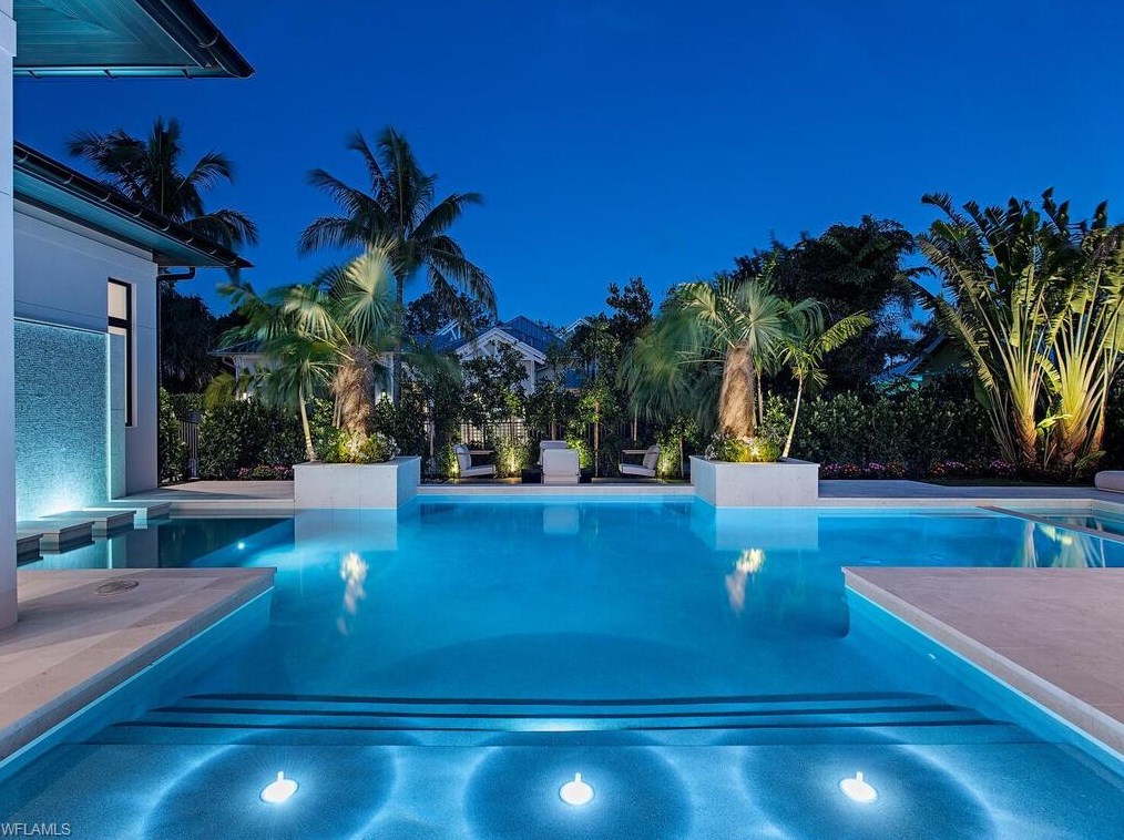 540 4 Ave, Naples FL 34102-8425 exterior