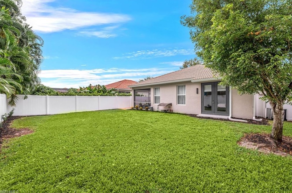 8260 Laurel Lk Blvd, Naples FL 34119-9797 exterior