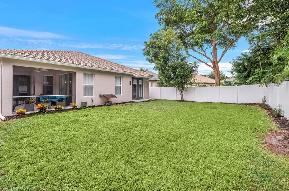 8260 Laurel Lk Blvd, Naples FL 34119-9797 exterior