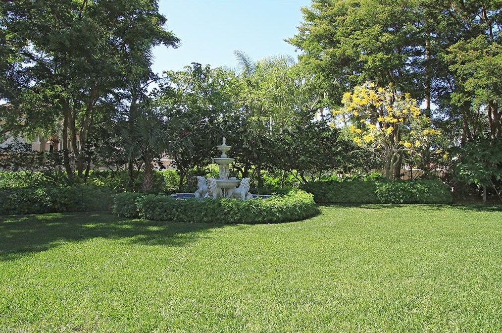 8472 Abbington Cir, Naples FL  34108-7715 exterior