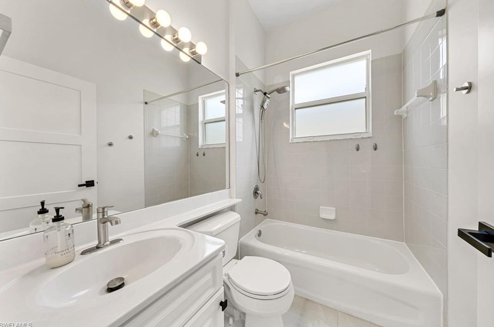 8532 Laurel Lk Blvd, Naples FL 34119-9792 exterior