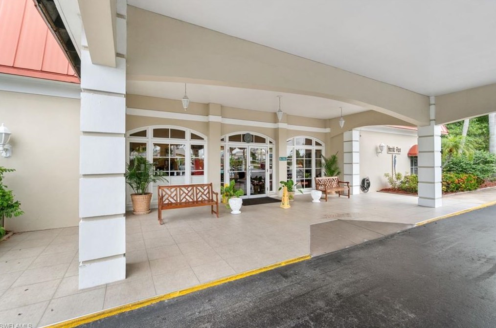 2555 Tamiami Trl, Naples FL  34103-4408 exterior