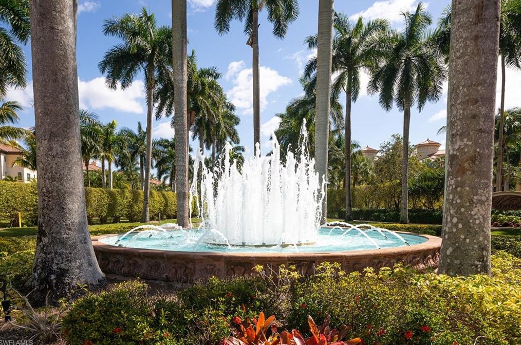 2733 Tiburon Blvd, Naples FL  34109-3718 exterior